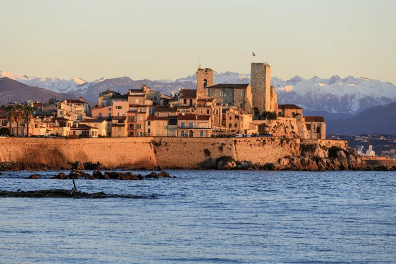 Les remparts du vieil Antibes face à la Méditerranée