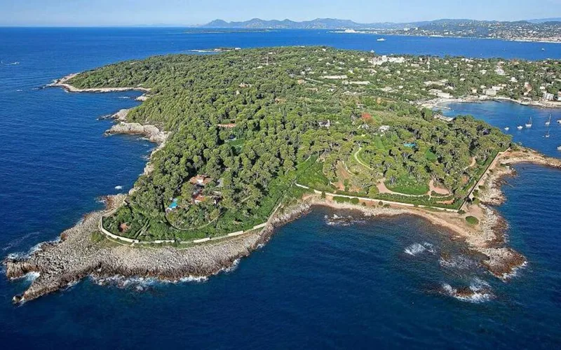 Vue aérienne du Cap d’Antibes et de son littoral