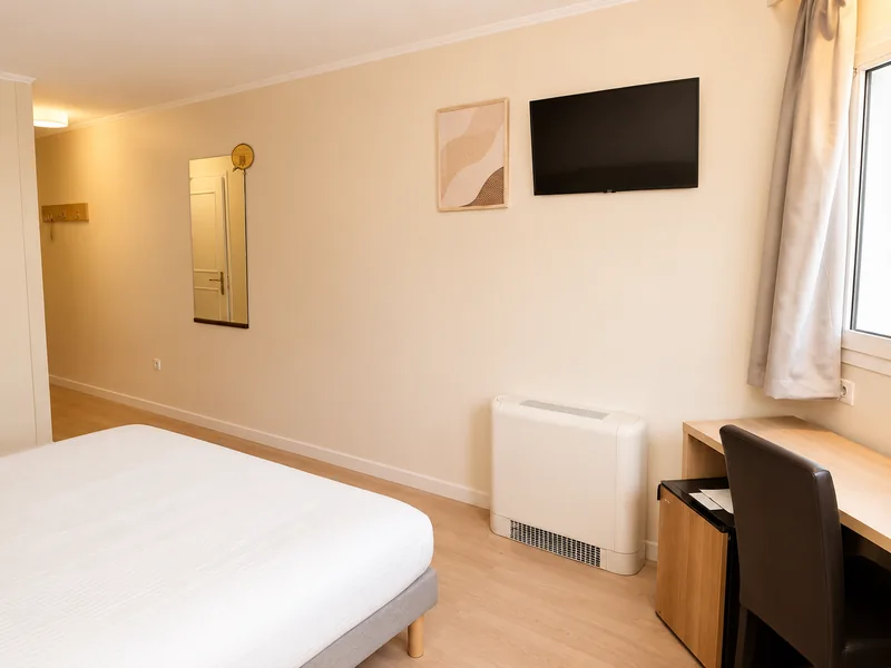 Chambre double avec bureau et télévision à l’Hôtel de l’Étoile