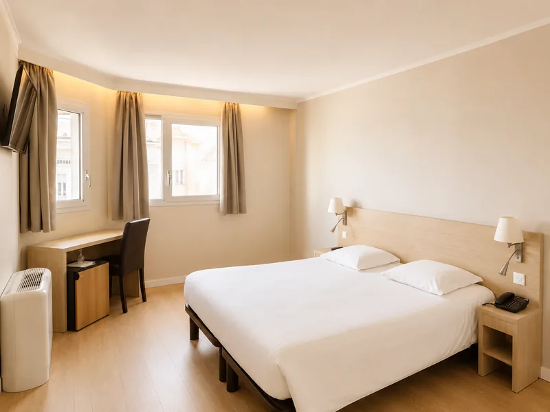 Chambre double avec bureau et fenêtre