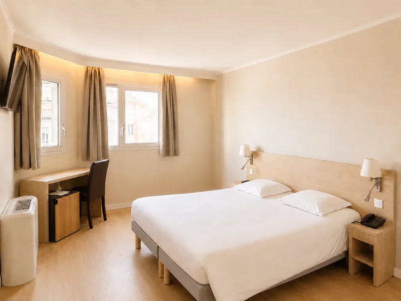 Lit double dans une chambre de l’Hôtel de l’Étoile