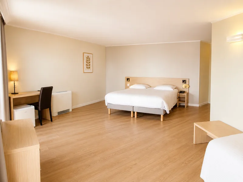 Chambre familiale avec lit double et lit simple