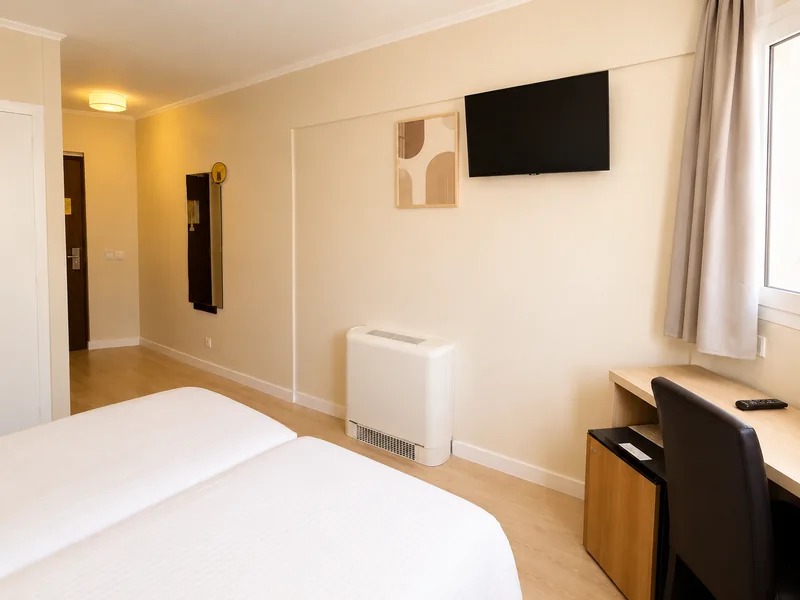 Chambre avec lits jumeaux et bureau