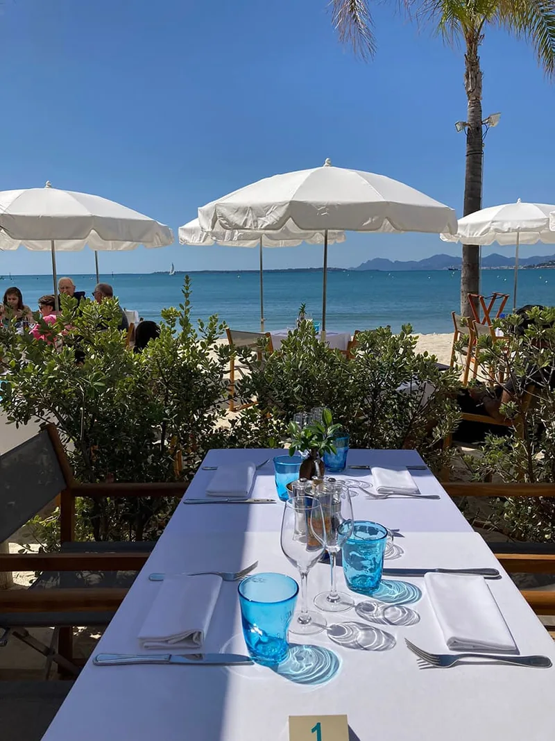 Table de restaurant au bord de la plage à Antibes