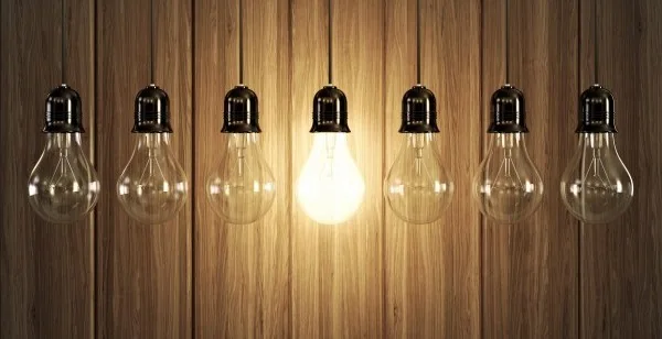 Ampoule allumée parmi une série de luminaires