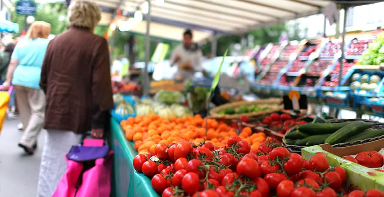 Étal de fruits et légumes au marché provençal d’Antibes