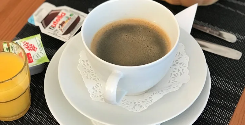 Café et accompagnements du petit-déjeuner continental