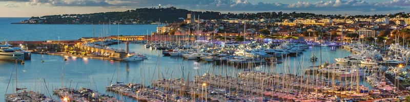 Bateaux et panorama du port Vauban à Antibes