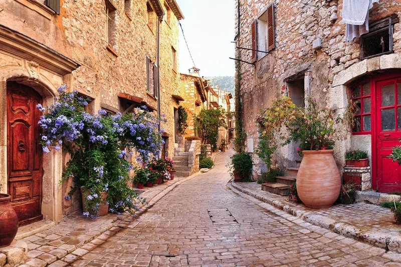 Ruelle pavée et façades du vieil Antibes